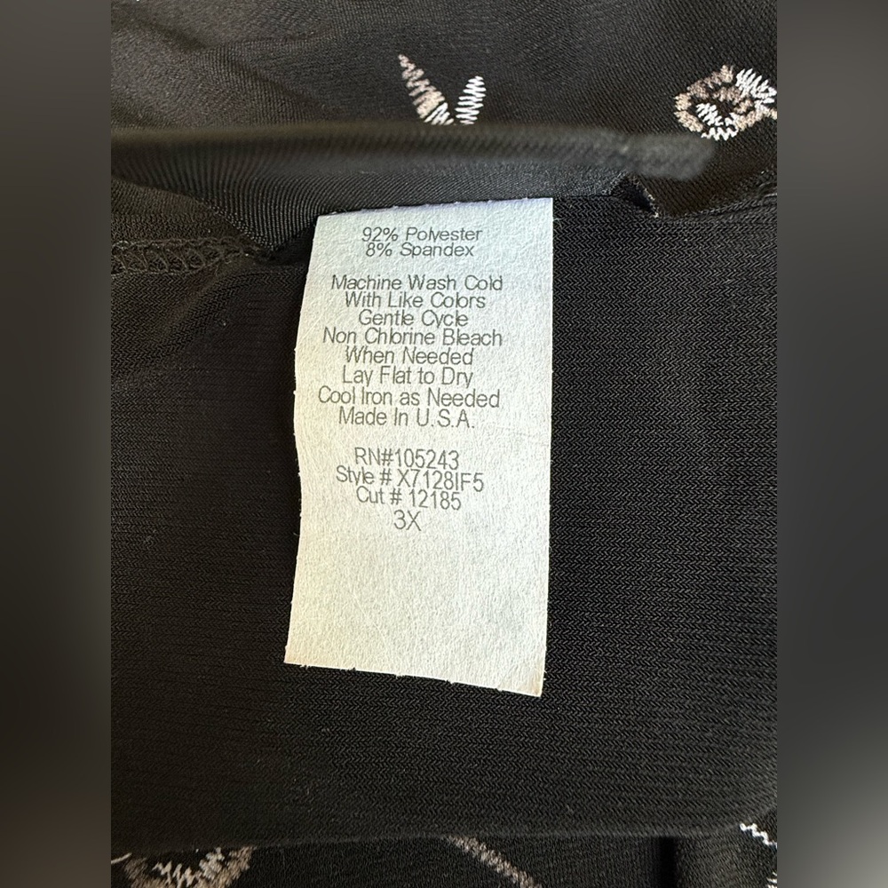 JKLA II Plus Sleeveless Black Floral Top - Picture 4 of 6
